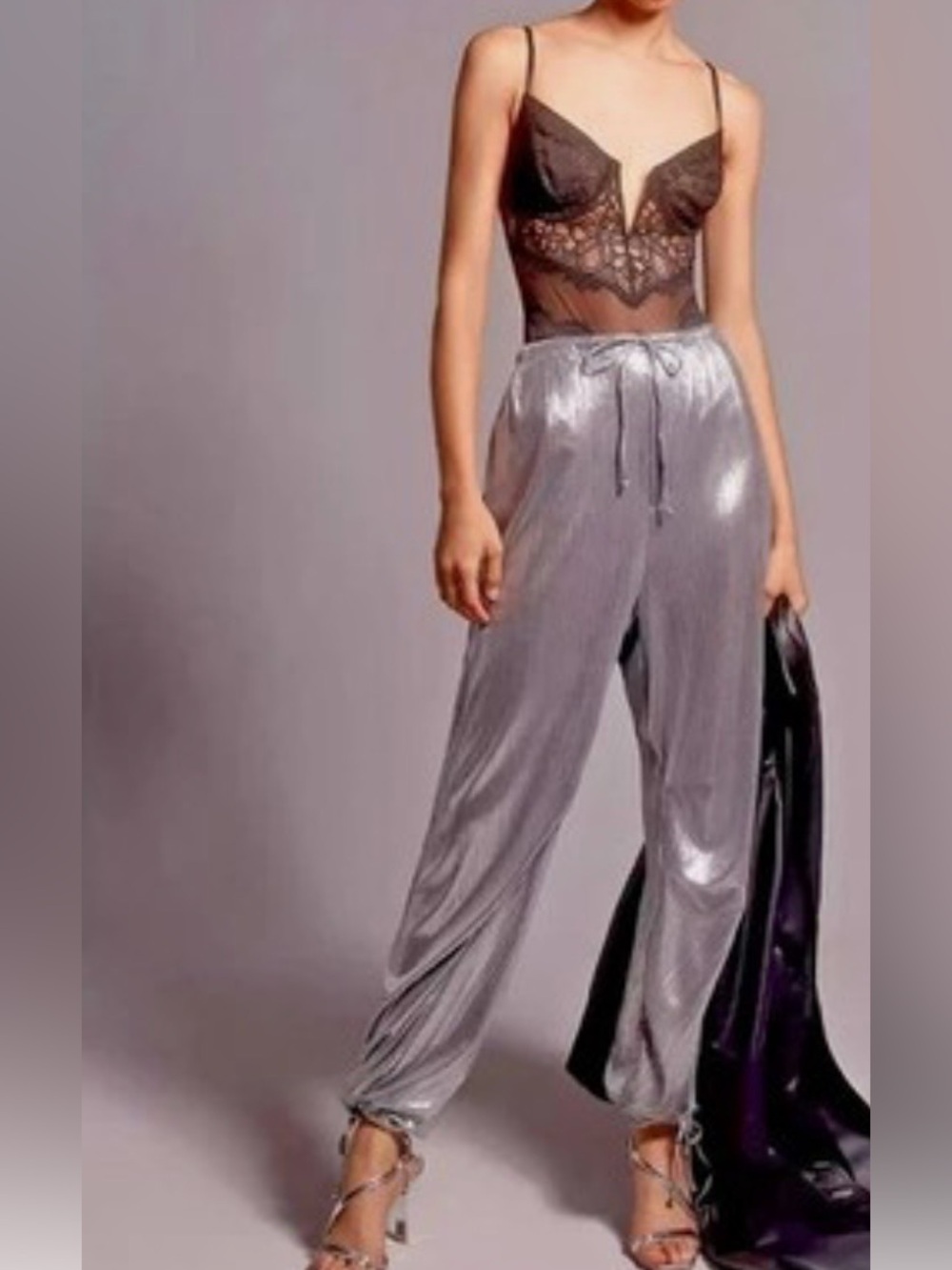 Anthropologie LIQUID SHINE HAREM JOGGERS
Pants Silver medium nwt